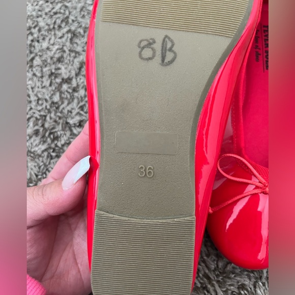 Women’s Red ballet flats size 36 fits like a 6-6.5 - Picture 3 of 3